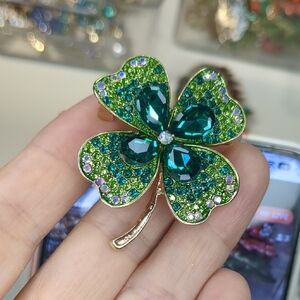 568 Emerald Green Clover Brooch